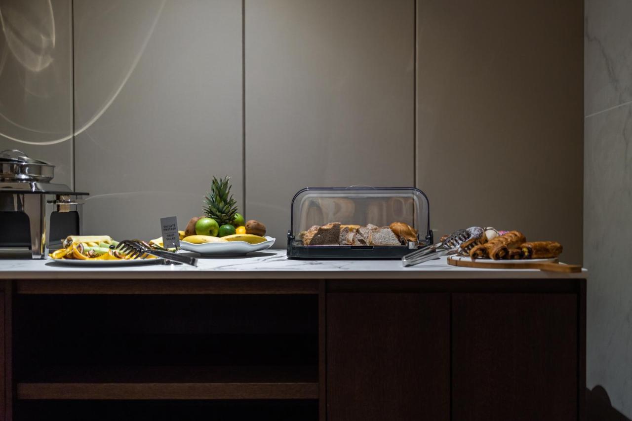 Hotel Manami Пристина Екстериор снимка A buffet