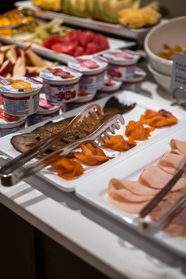 Hotel Manami Пристина Екстериор снимка A buffet of cold cuts