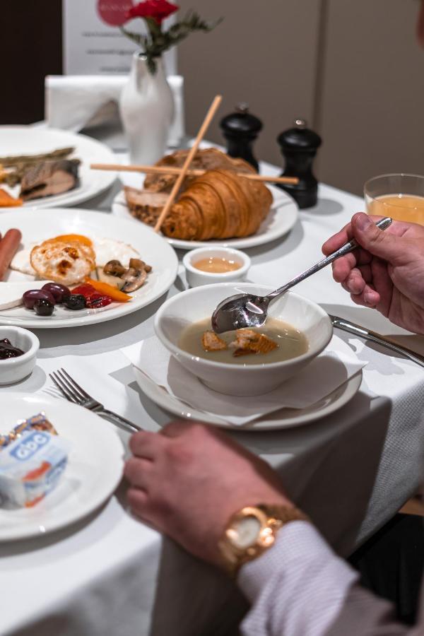 Hotel Manami Пристина Екстериор снимка A person using a soup spoon