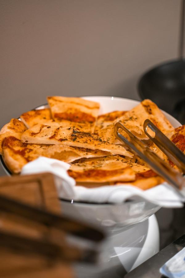 Hotel Manami Пристина Екстериор снимка Baked pita
